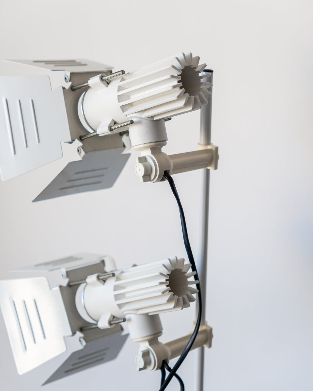 Fase Stage 1970s vintage floor lamp, white, adjustable height up to 1.50 m, excellent condition. Vecino Shop