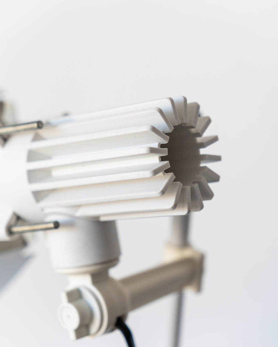 Fase Stage 1970s vintage floor lamp, white, adjustable height up to 1.50 m, excellent condition. Vecino Shop