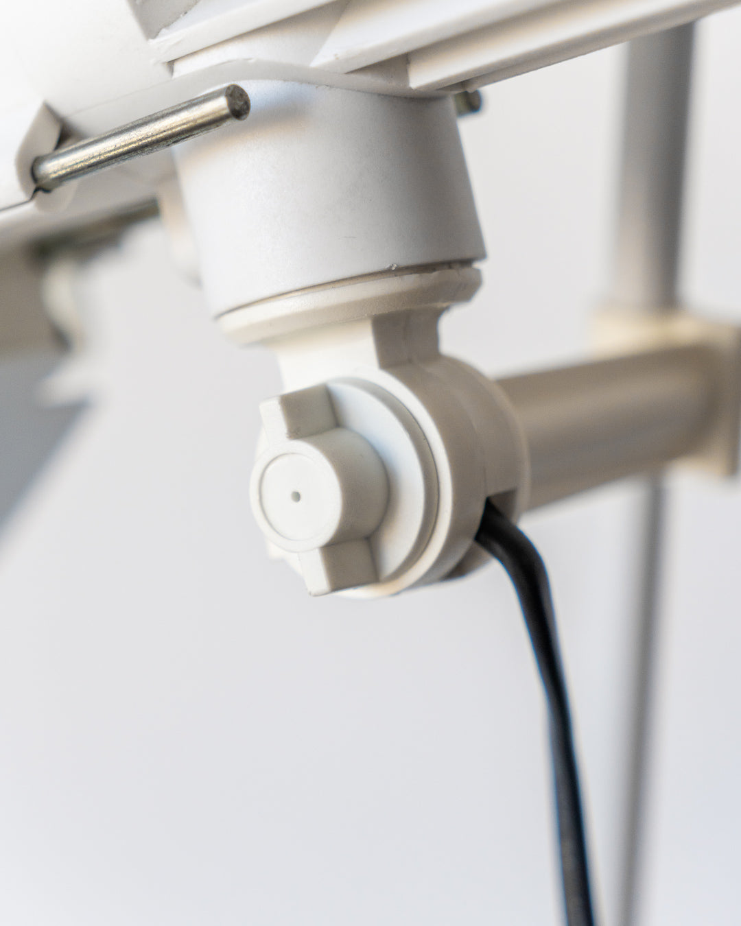 Fase Stage 1970s vintage floor lamp, white, adjustable height up to 1.50 m, excellent condition. Vecino Shop