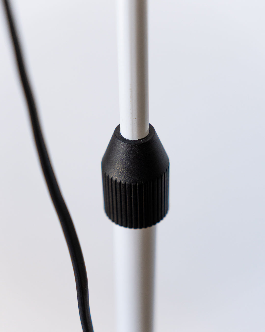 Fase Stage 1970s vintage floor lamp, white, adjustable height up to 1.50 m, excellent condition. Vecino Shop