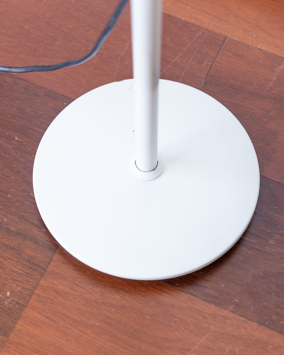 Fase Stage 1970s vintage floor lamp, white, adjustable height up to 1.50 m, excellent condition. Vecino Shop