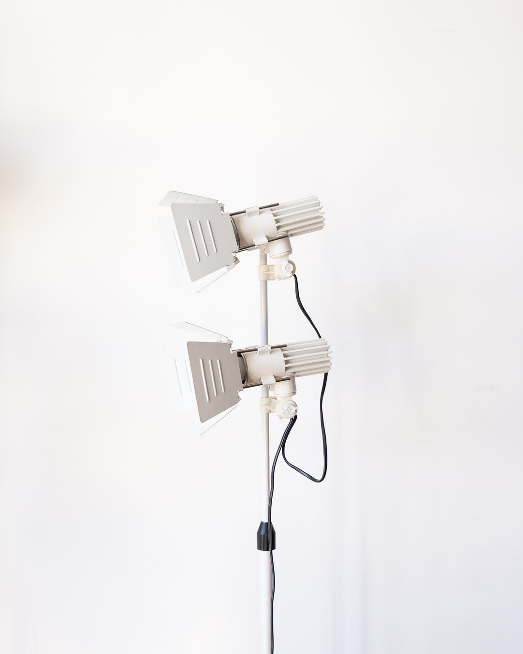 Fase Stage 1970s vintage floor lamp, white, adjustable height up to 1.50 m, excellent condition. Vecino Shop