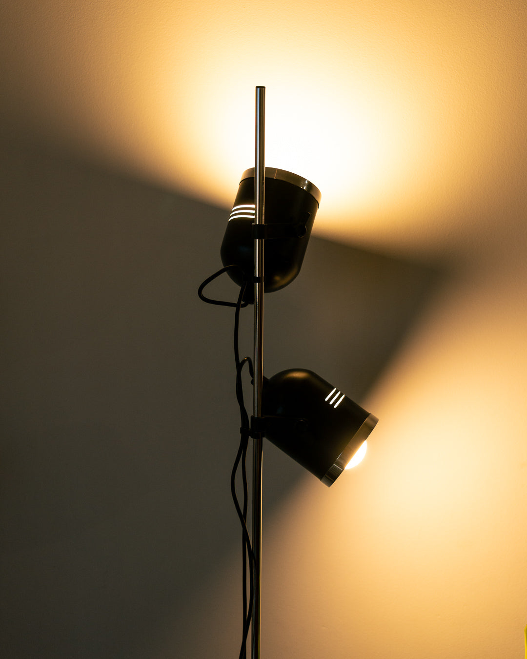 Forma 1970s vintage floor lamp with 2 adjustable spots, chrome details, very good vintage condition. Vecino Shop