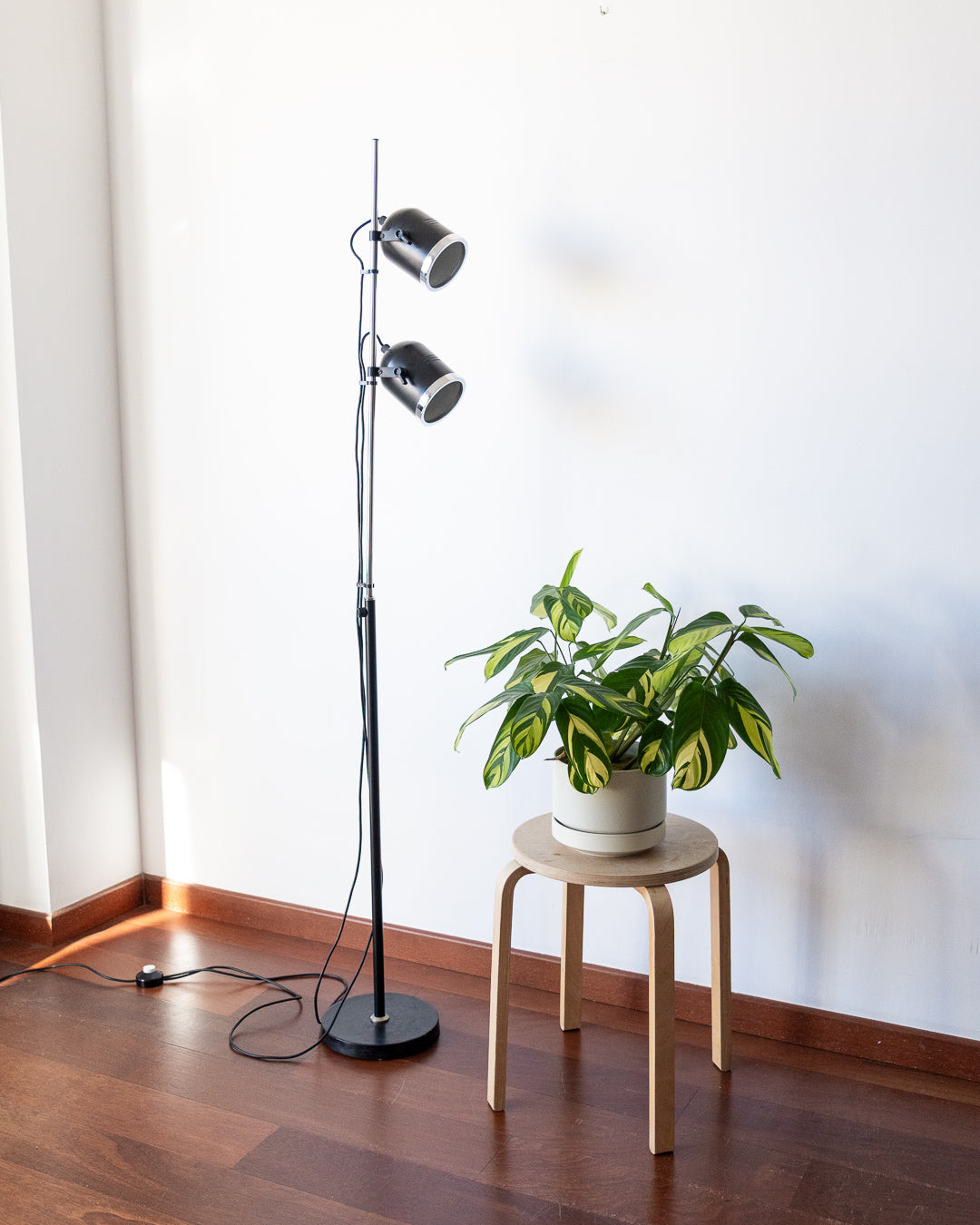 Forma 1970s vintage floor lamp with 2 adjustable spots, chrome details, very good vintage condition. Vecino Shop