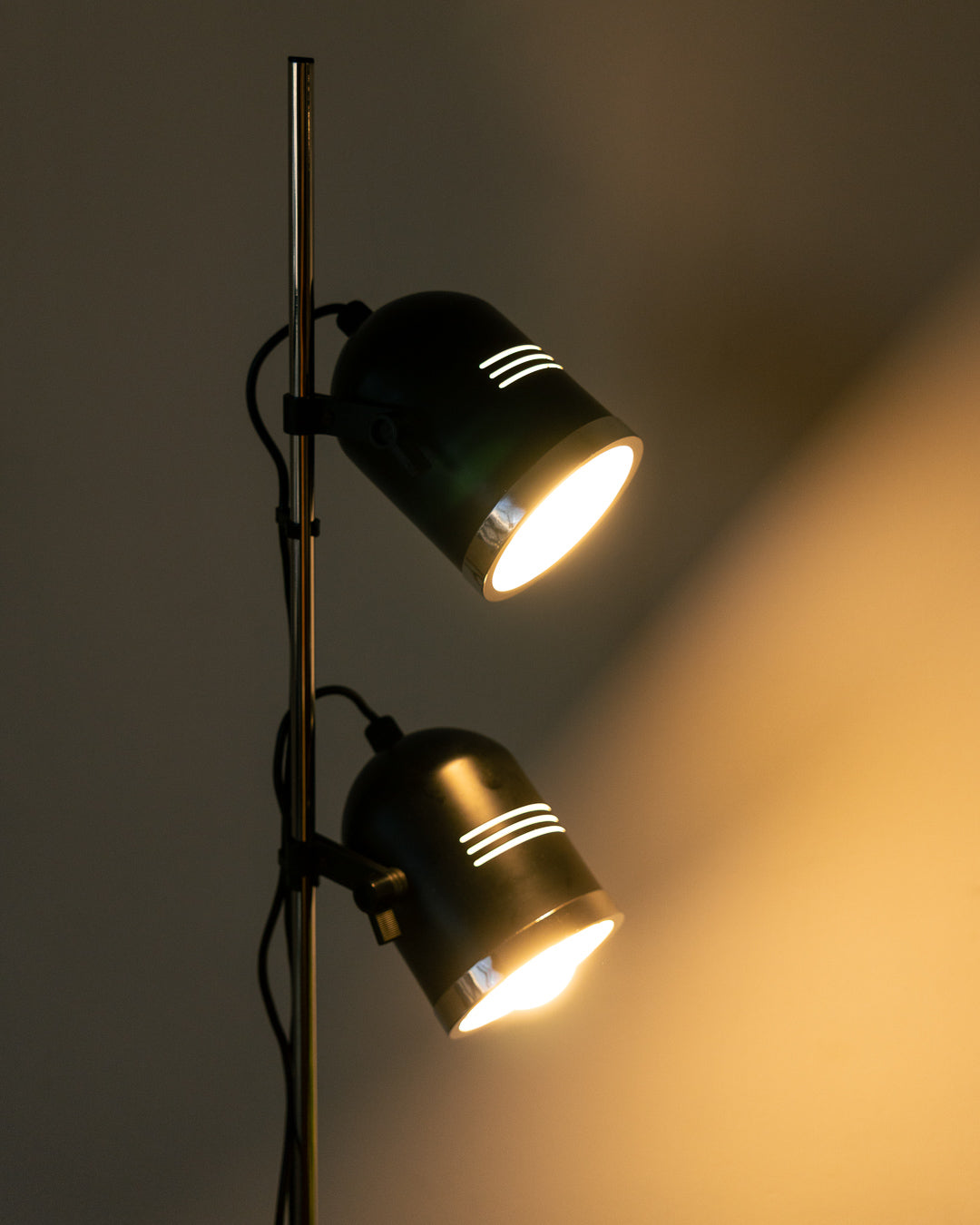 Forma 1970s vintage floor lamp with 2 adjustable spots, chrome details, very good vintage condition. Vecino Shop