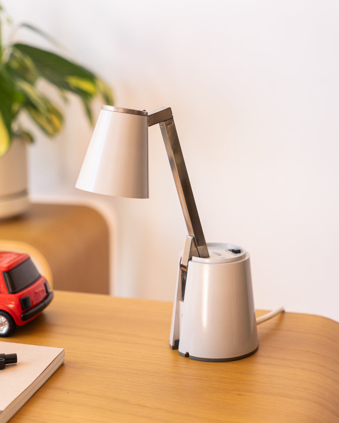 Eichhoff Lampette telescopic table lamp, 1970s, silver metal and cream plastic, excellent condition. Vecino Shop