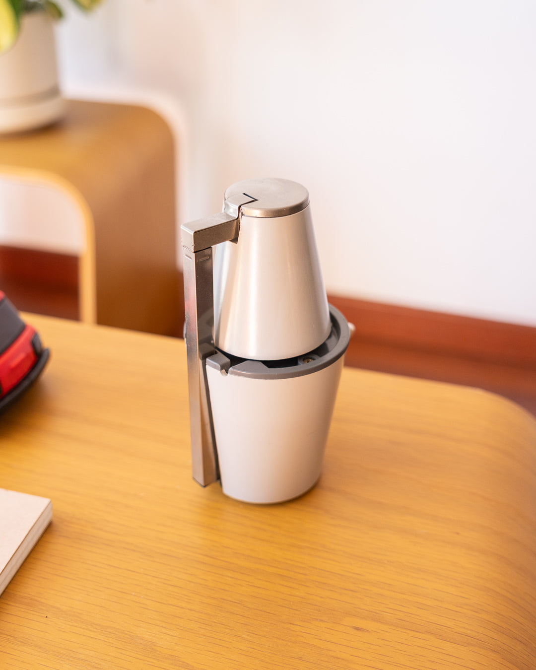 Eichhoff Lampette telescopic table lamp, 1970s, silver metal and cream plastic, excellent condition. Vecino Shop