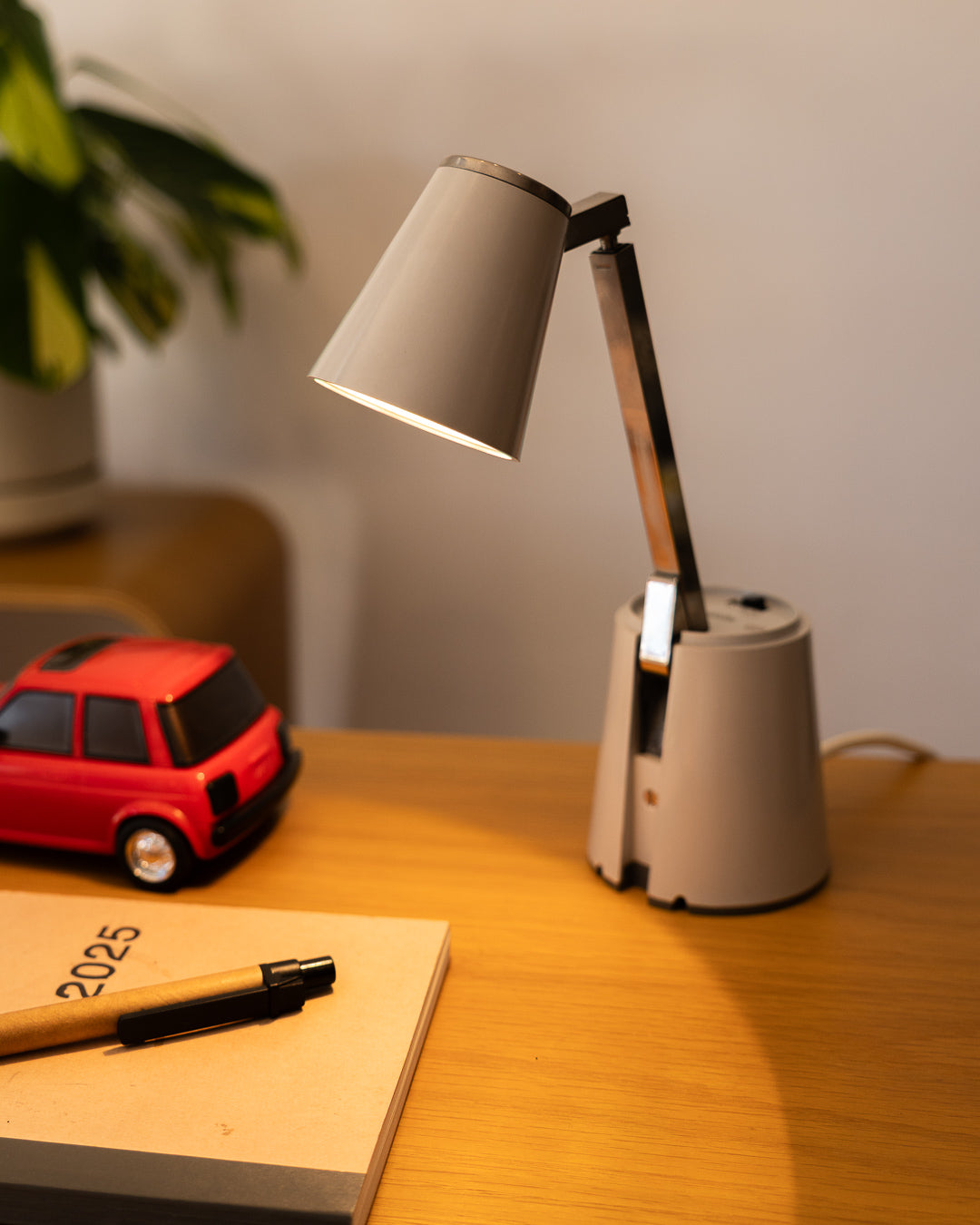 Eichhoff Lampette telescopic table lamp, 1970s, silver metal and cream plastic, excellent condition. Vecino Shop