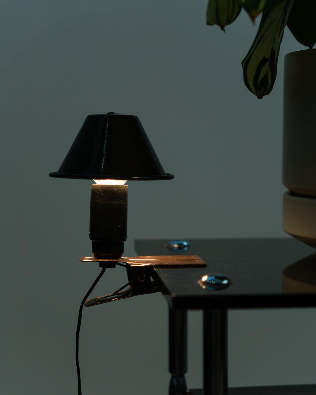 Vintage dark brown mushroom clip lamp, 1970s Spanish clip light with dome shade. Vecino Shop
