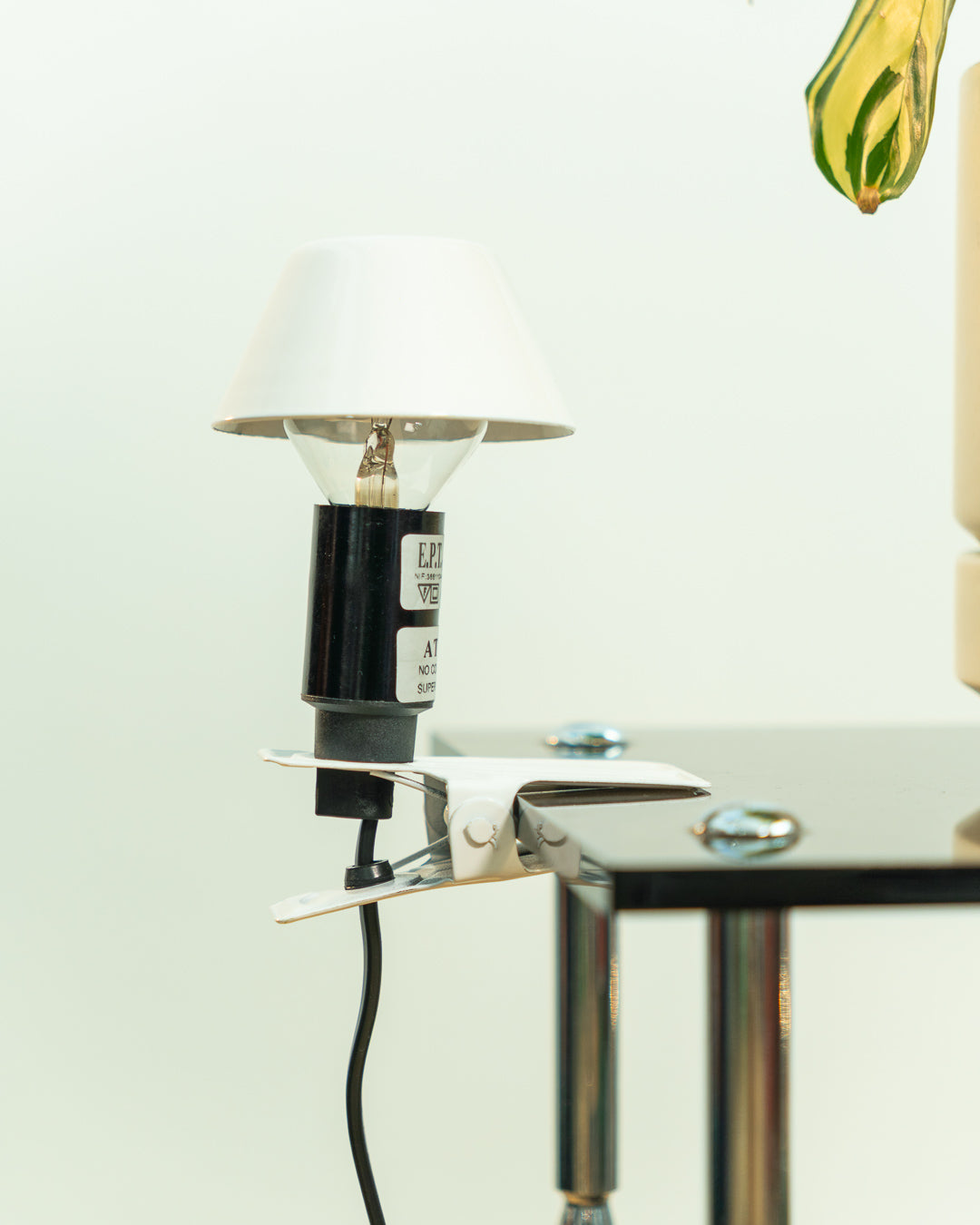 Vintage EPT mini mushroom clip lamp 1980s in white metal, compact Space Age design, Spanish dead-stock vintage lighting – Vecino Shop