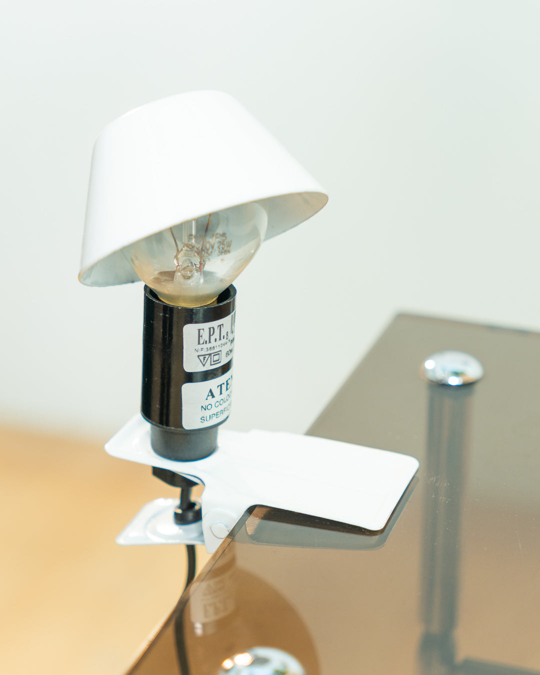Vintage EPT mini mushroom clip lamp 1980s in white metal, compact Space Age design, Spanish dead-stock vintage lighting – Vecino Shop