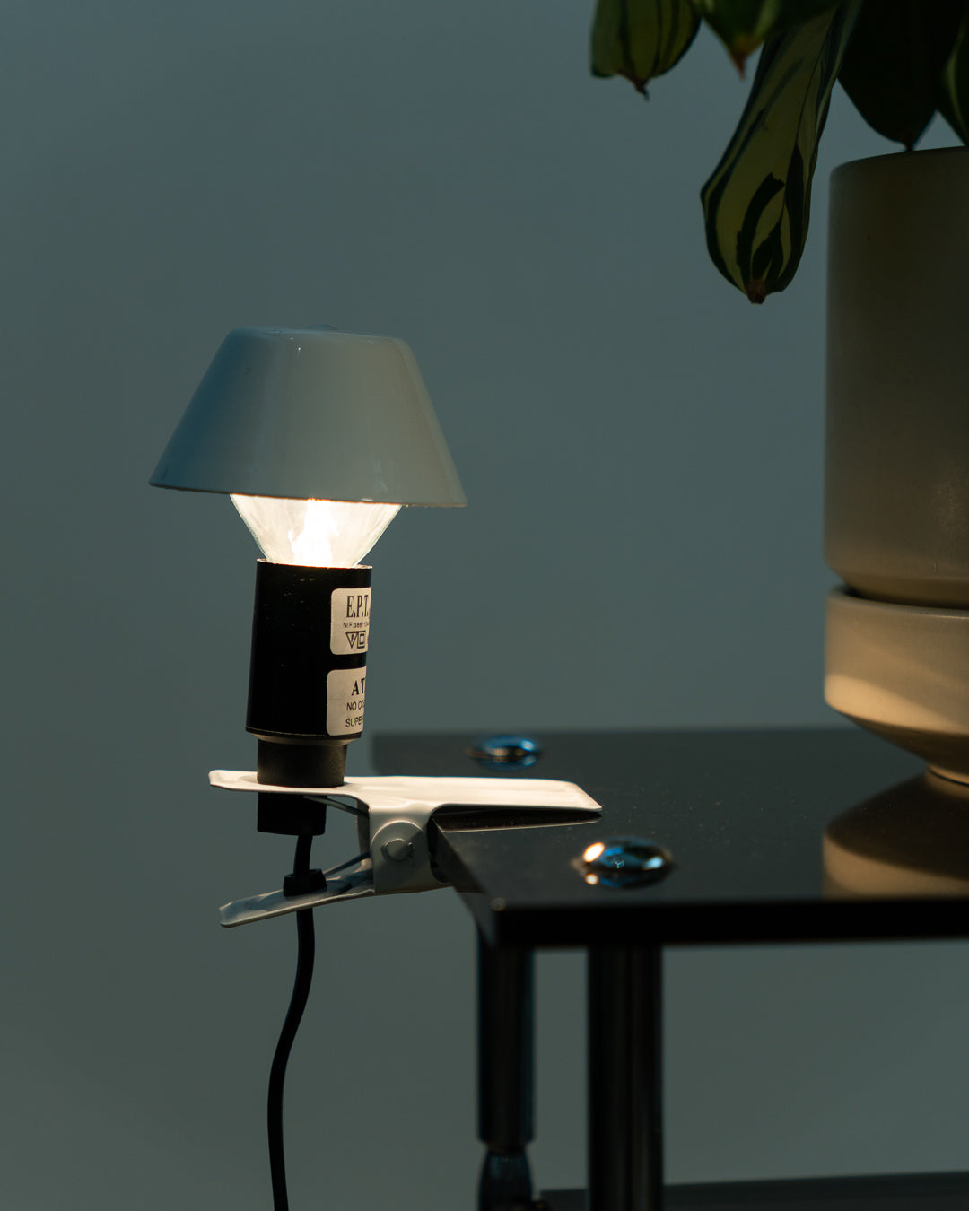 Vintage EPT mini mushroom clip lamp 1980s in white metal, compact Space Age design, Spanish dead-stock vintage lighting – Vecino Shop
