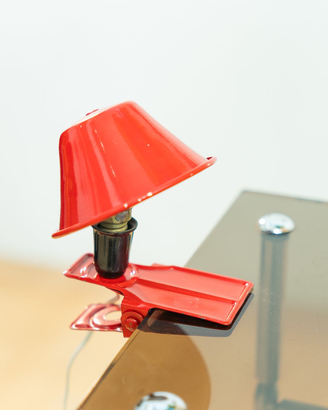 Vintage Luxus mini mushroom clip lamp 1970s in cherry red lacquered metal, Space Age mushroom lighting with vintage patina, Spanish design – Vecino Shop