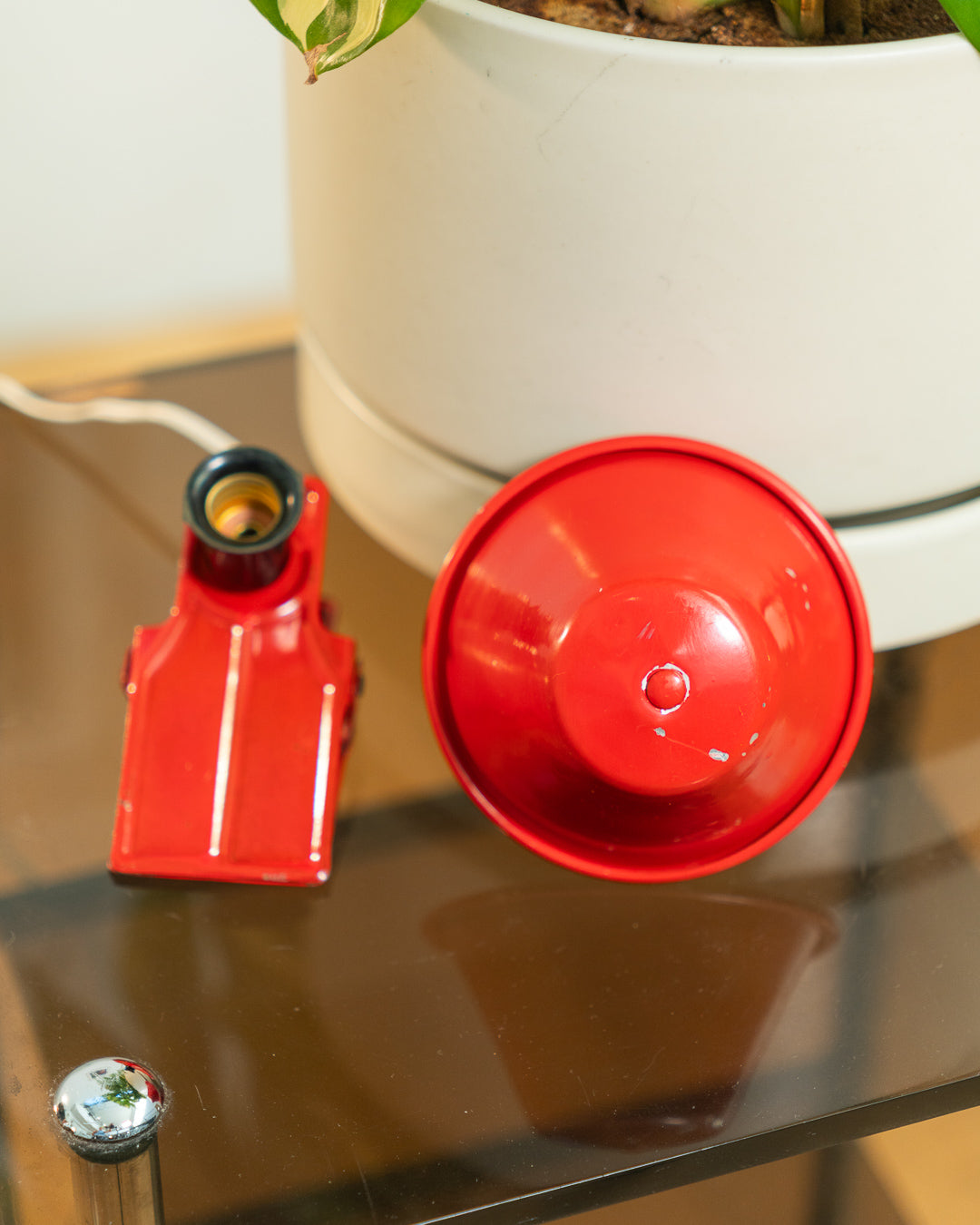 Vintage Luxus mini mushroom clip lamp 1970s in cherry red lacquered metal, Space Age mushroom lighting with vintage patina, Spanish design – Vecino Shop
