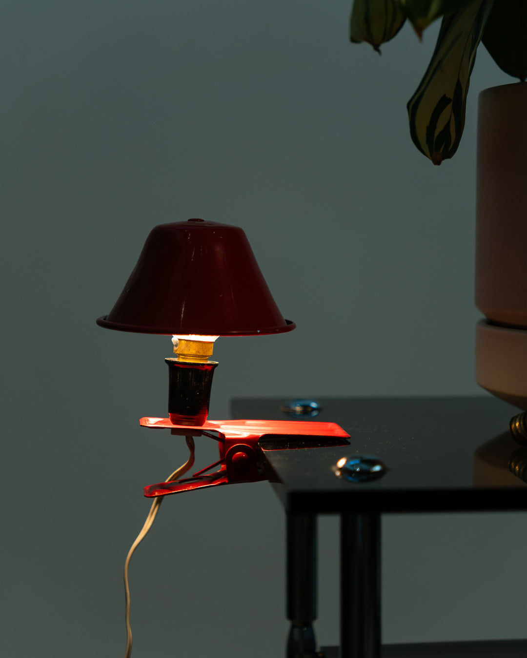 Vintage Luxus mini mushroom clip lamp 1970s in cherry red lacquered metal, Space Age mushroom lighting with vintage patina, Spanish design – Vecino Shop