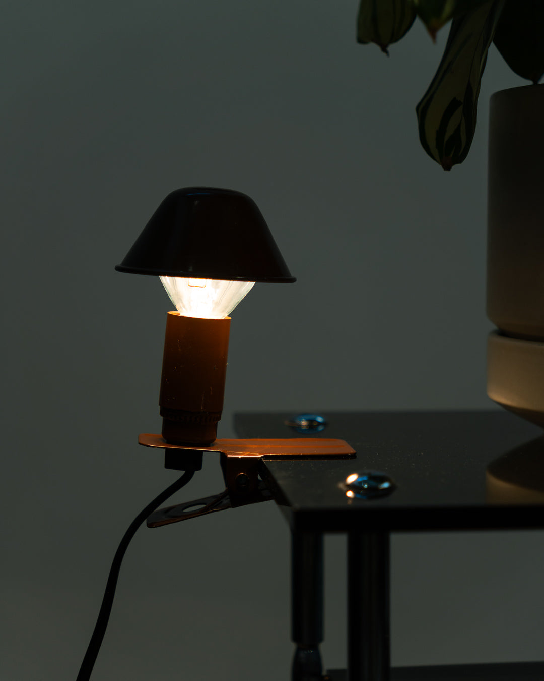 Vintage Luxus mushroom clip lamp in brown, 1980s Spanish Space Age design with clip base. Vecino Shop