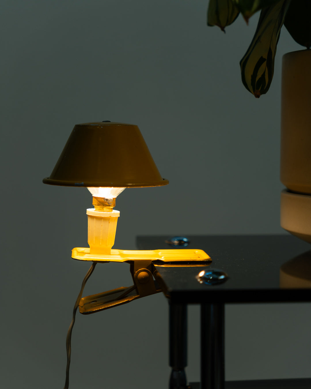 Vintage mustard yellow mushroom clip lamp, 1970s Spanish Space Age design with clip base. Vecino Shop