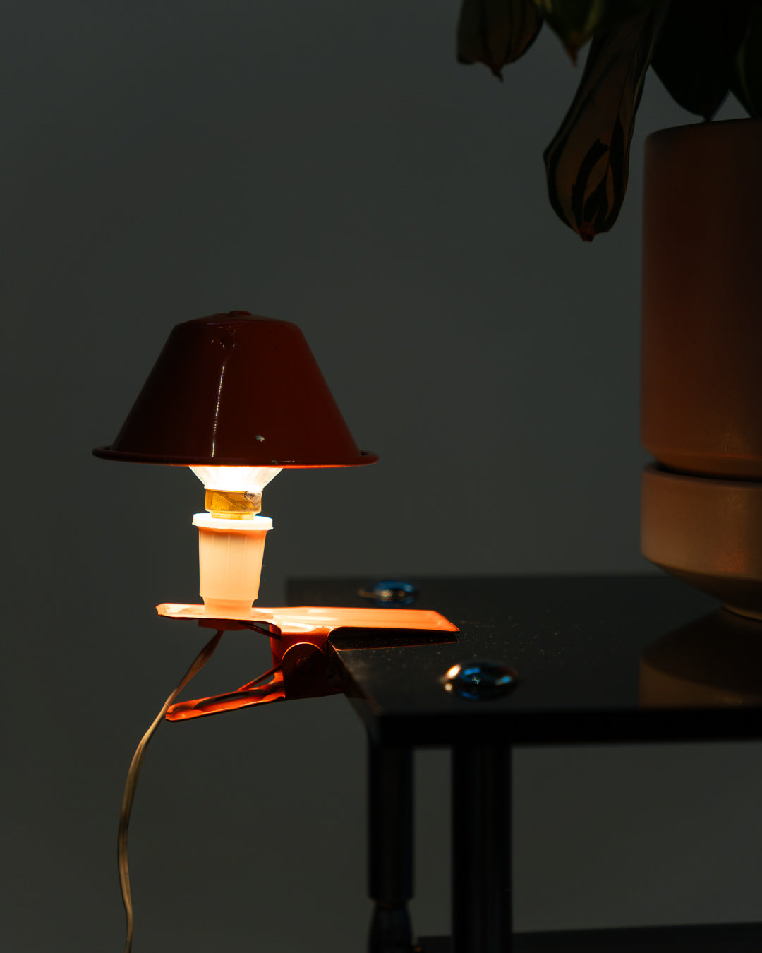 Vintage orange mushroom clip lamp, 1970s Spanish design with clip base and dome shade. Vecino Shop