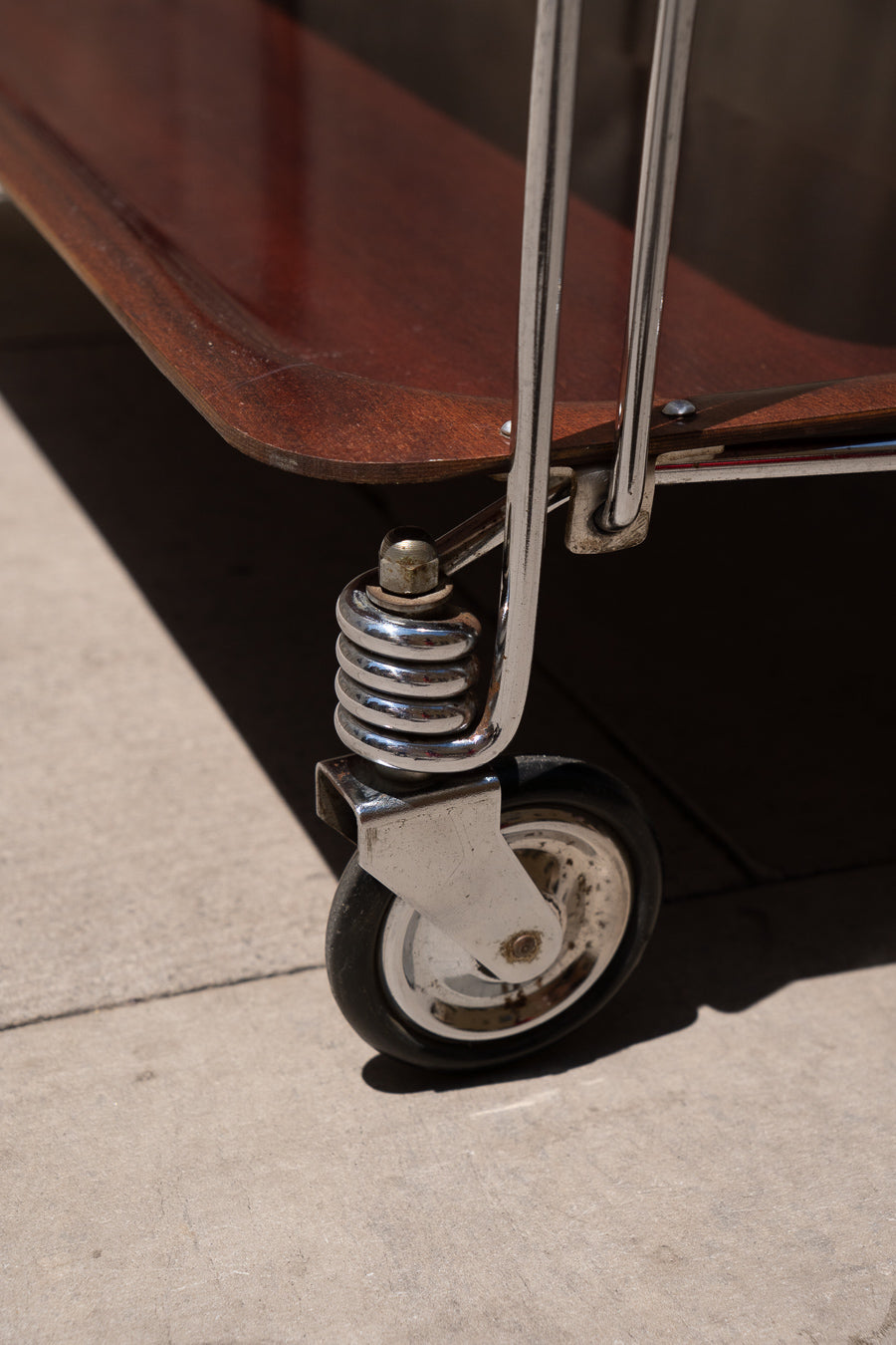 Raquer vintage folding bar cart from the 1960s in dark wood finish with lacquered metal frame and wheels – Vecino Shop