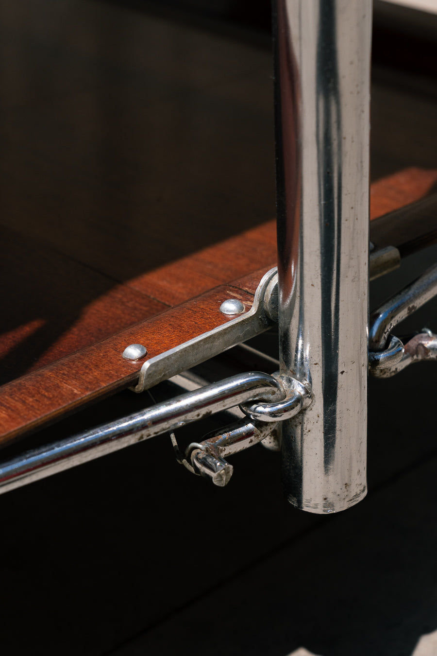 Raquer vintage folding bar cart from the 1960s in dark wood finish with lacquered metal frame and wheels – Vecino Shop