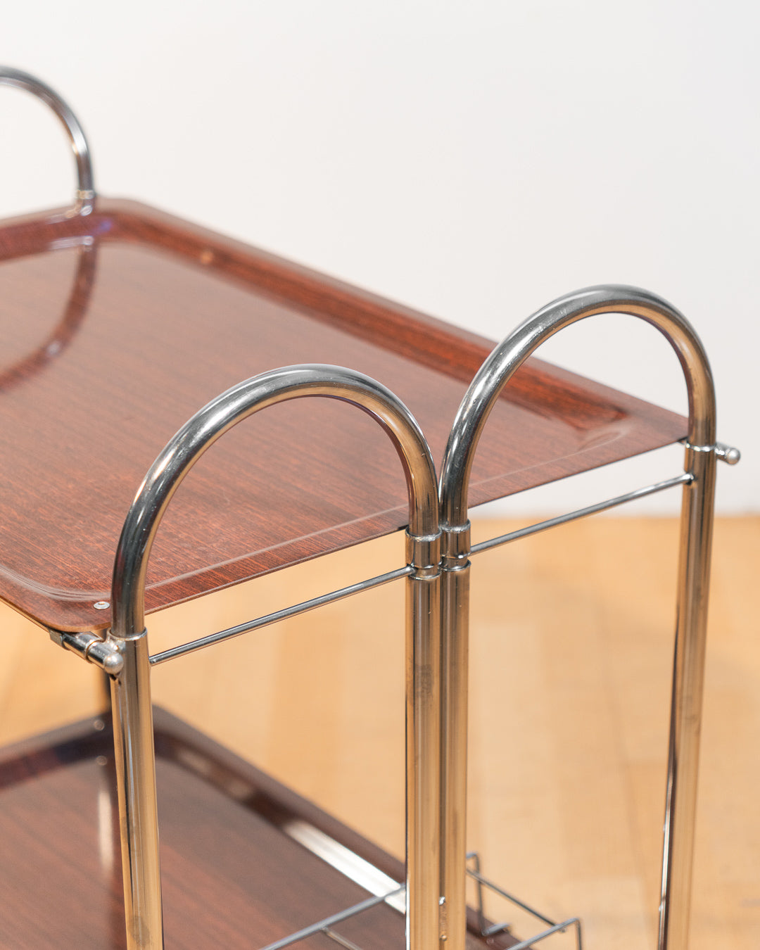 Vintage 1960s Arch folding serving trolley with chrome frame and wood veneer trays, Mid-Century modern bar cart with integrated drink holder accessory, compact foldable design – Vecino Shop