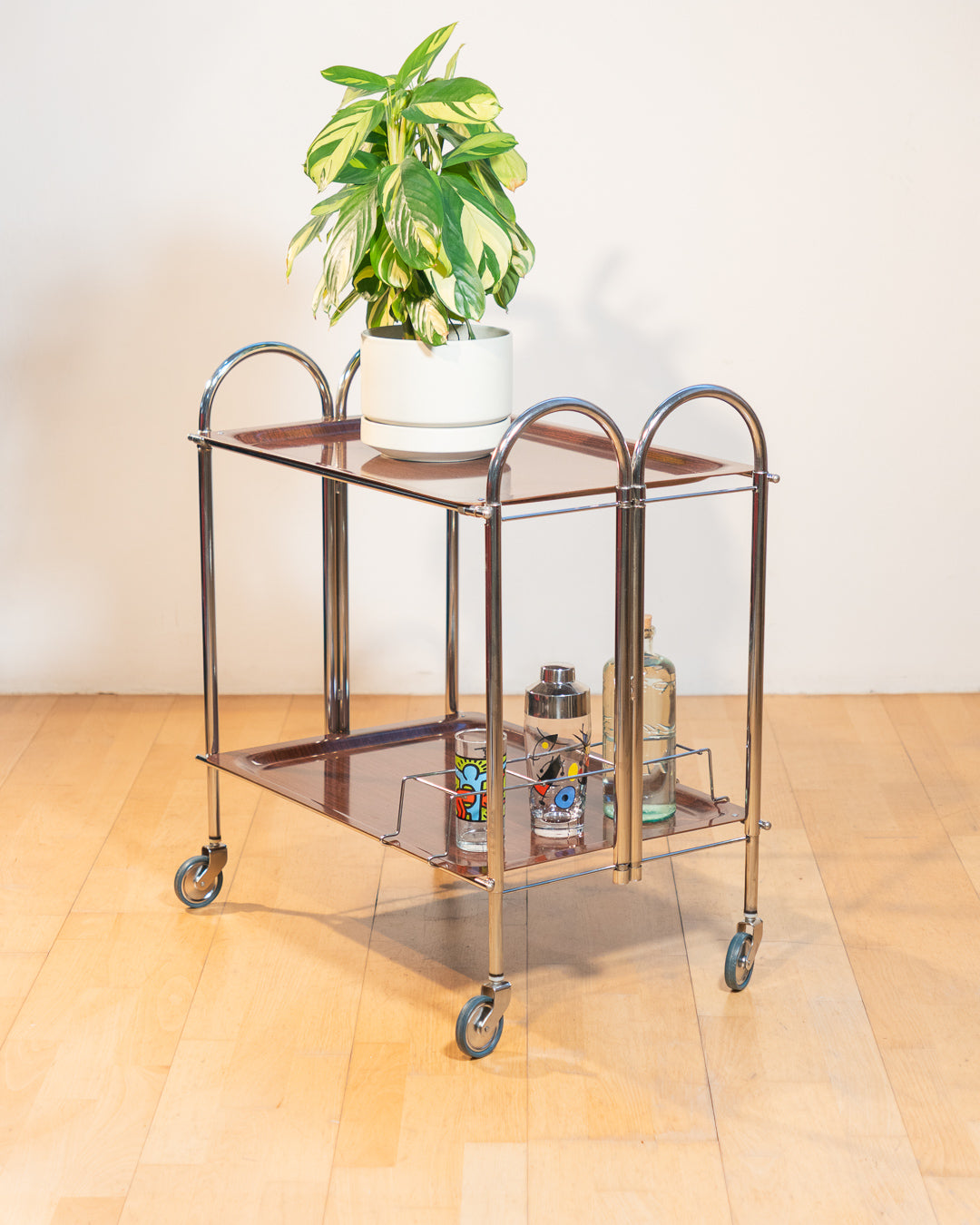 Vintage 1960s Arch folding serving trolley with chrome frame and wood veneer trays, Mid-Century modern bar cart with integrated drink holder accessory, compact foldable design – Vecino Shop