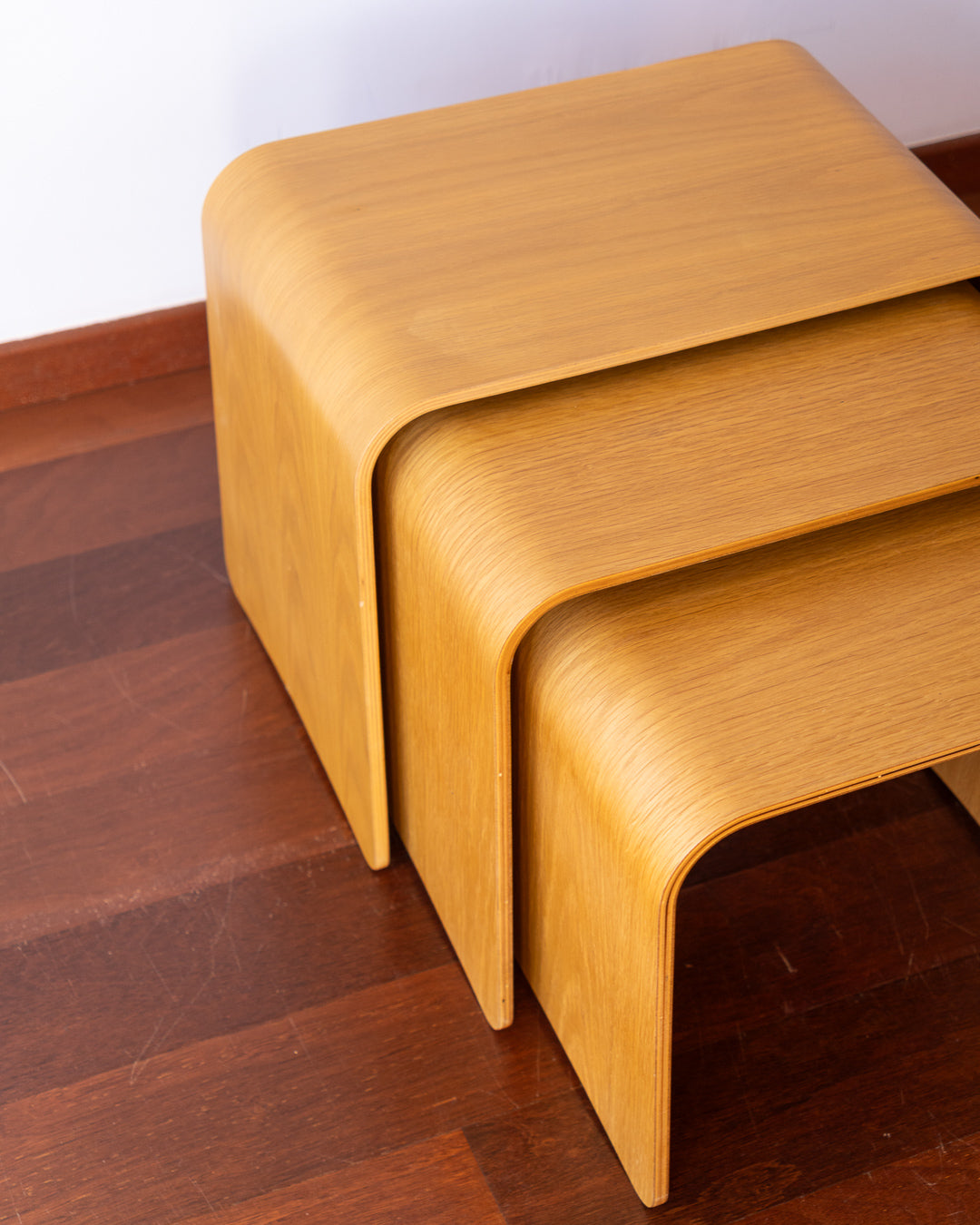 Set of three curved wood nesting tables, very good condition, depths 34 cm, widths 54/50/45 cm, heights 45/42/38 cm. Vecino Shop