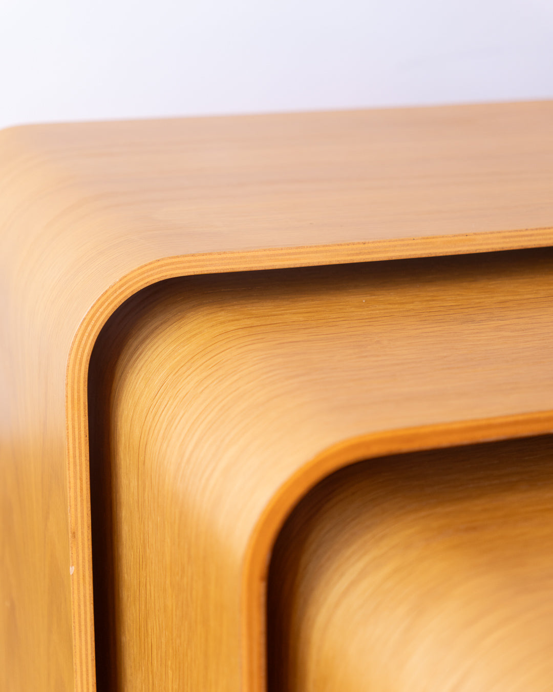 Set of three curved wood nesting tables, very good condition, depths 34 cm, widths 54/50/45 cm, heights 45/42/38 cm. Vecino Shop