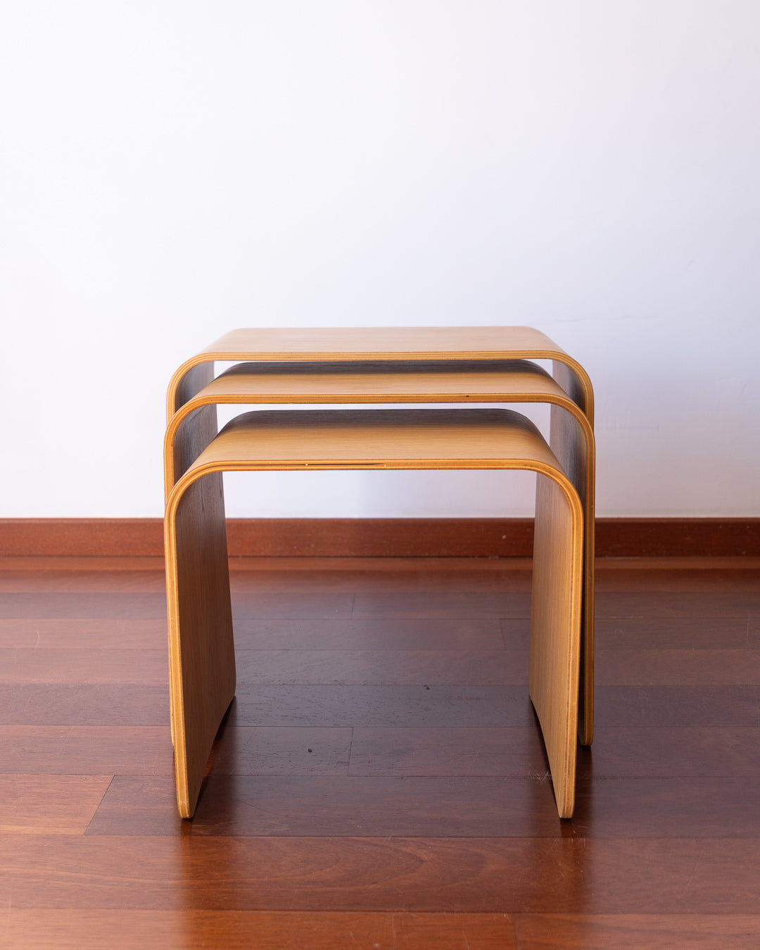 Set of three curved wood nesting tables, very good condition, depths 34 cm, widths 54/50/45 cm, heights 45/42/38 cm. Vecino Shop