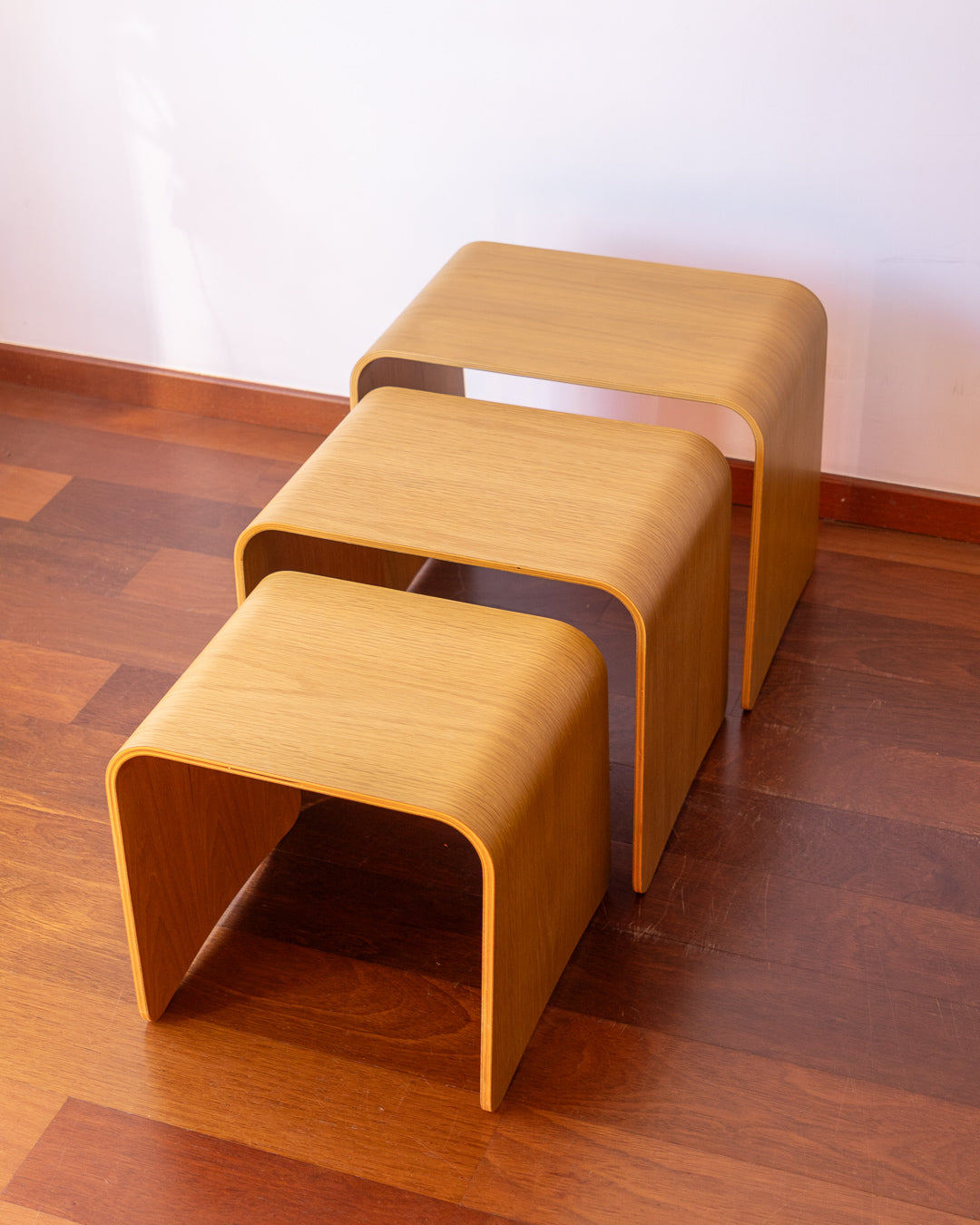 Set of three curved wood nesting tables, very good condition, depths 34 cm, widths 54/50/45 cm, heights 45/42/38 cm. Vecino Shop
