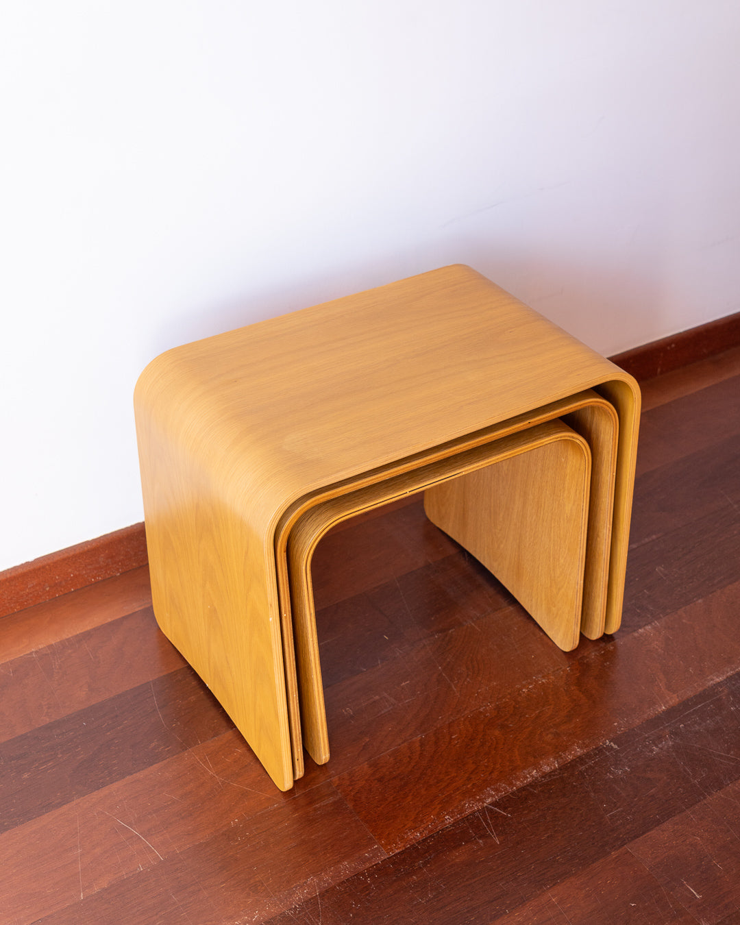 Set of three curved wood nesting tables, very good condition, depths 34 cm, widths 54/50/45 cm, heights 45/42/38 cm. Vecino Shop