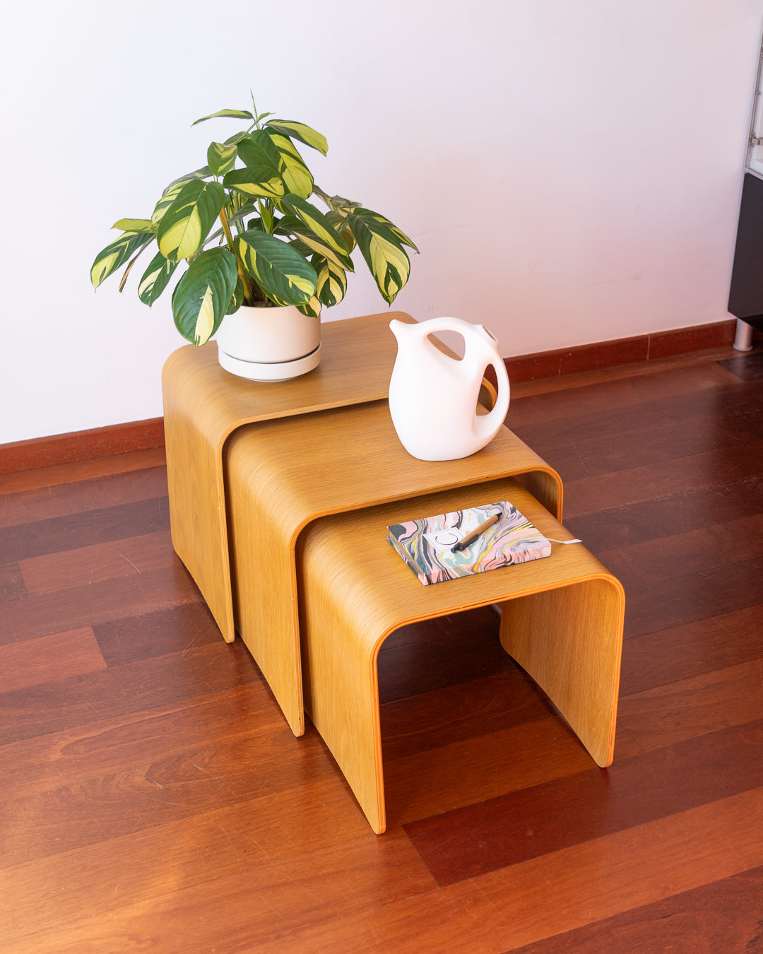Set of three curved wood nesting tables, very good condition, depths 34 cm, widths 54/50/45 cm, heights 45/42/38 cm. Vecino Shop