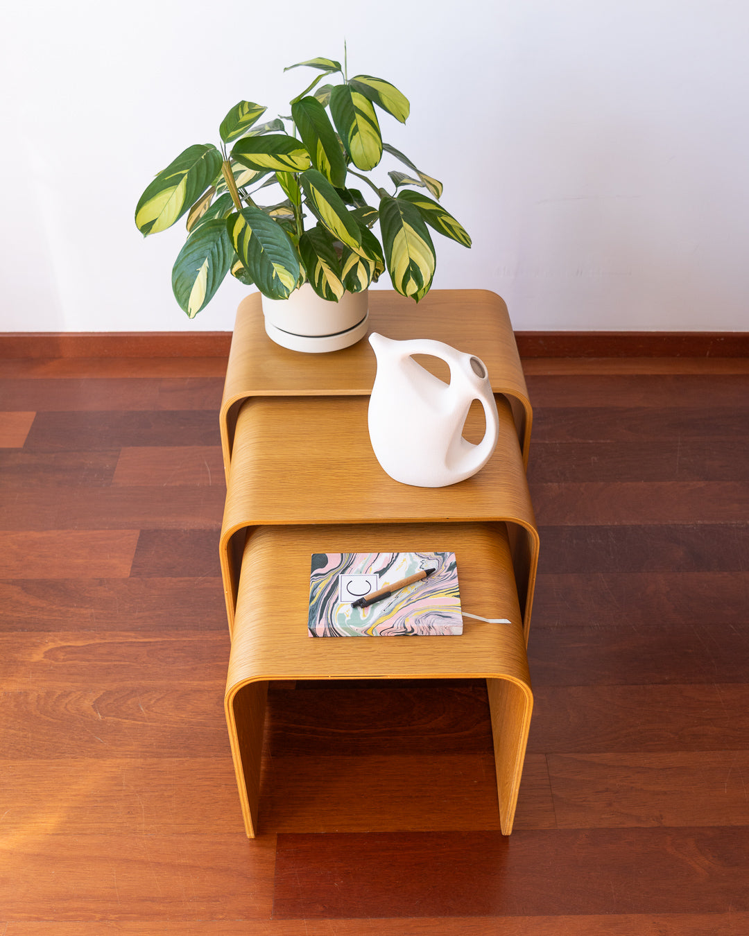 Set of three curved wood nesting tables, very good condition, depths 34 cm, widths 54/50/45 cm, heights 45/42/38 cm. Vecino Shop
