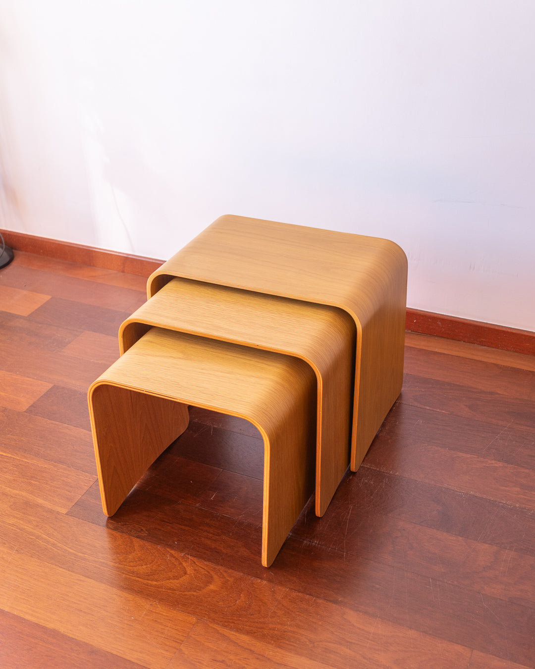 Set of three curved wood nesting tables, very good condition, depths 34 cm, widths 54/50/45 cm, heights 45/42/38 cm. Vecino Shop