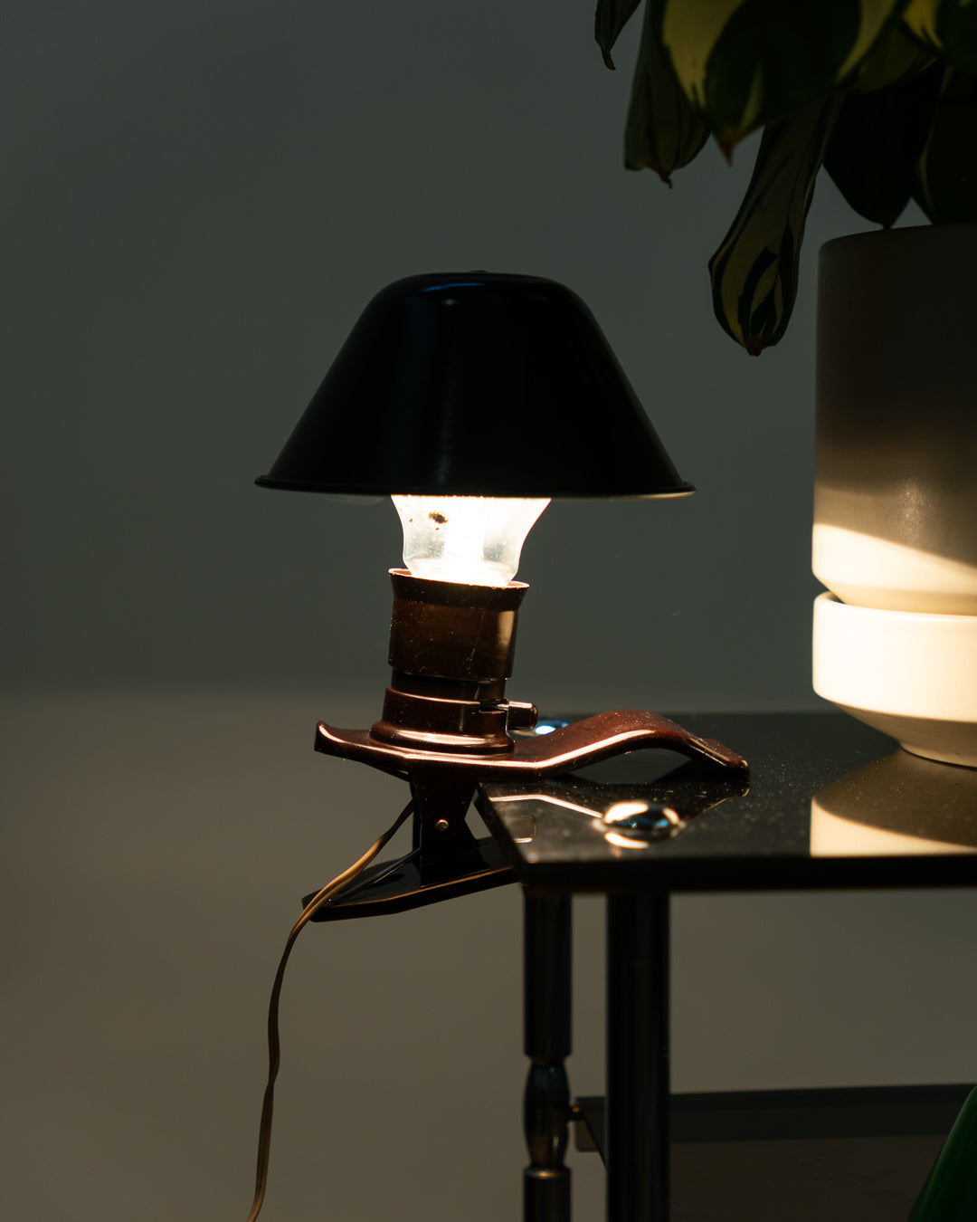 Vintage Luxus XL mushroom clip lamp 1970s in dark brown and black metal, Space Age design with oversized mushroom shade, Spanish vintage lighting – Vecino Shop