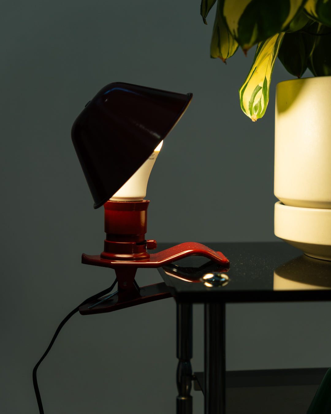 Vintage Luxus XL mushroom clip lamp 1970s in Bordeaux red metal, oversized Space Age mushroom design, Spanish vintage lighting dead-stock condition – Vecino Shop
