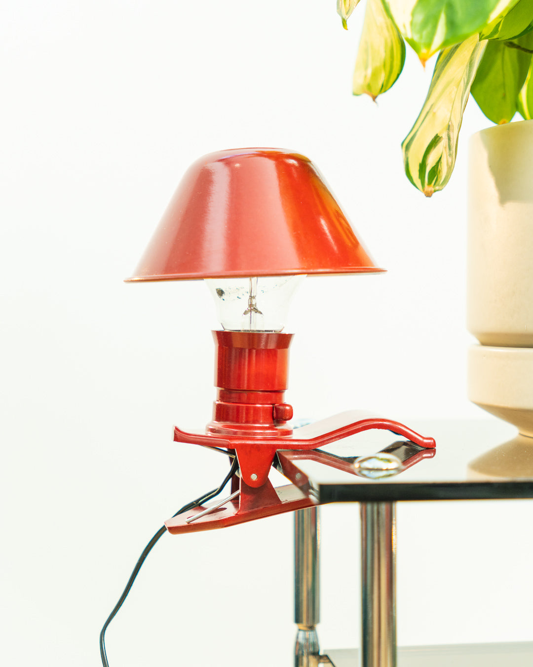 Vintage Luxus XL mushroom clip lamp 1970s in Bordeaux red metal, oversized Space Age mushroom design, Spanish vintage lighting dead-stock condition – Vecino Shop
