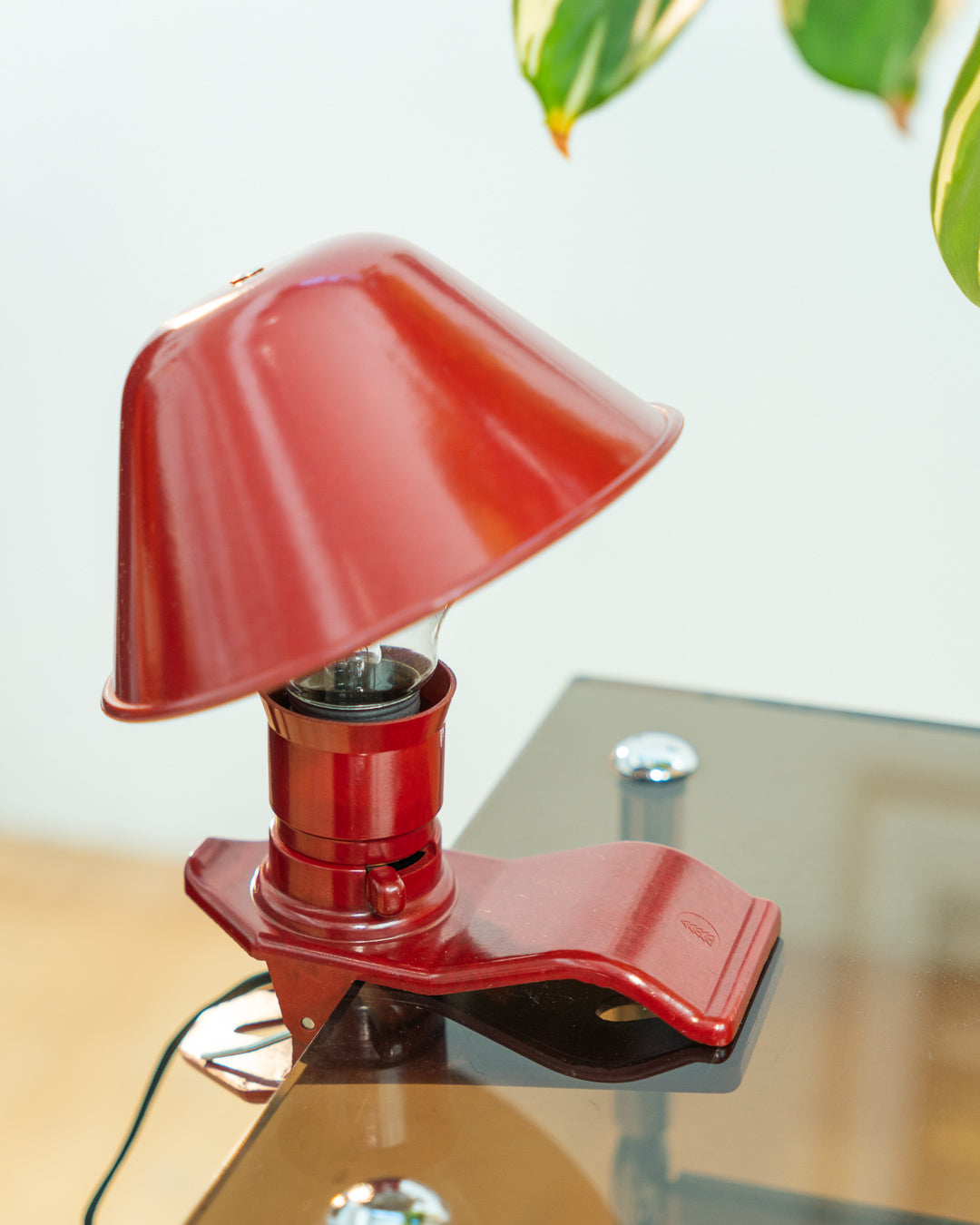 Vintage Luxus XL mushroom clip lamp 1970s in Bordeaux red metal, oversized Space Age mushroom design, Spanish vintage lighting dead-stock condition – Vecino Shop
