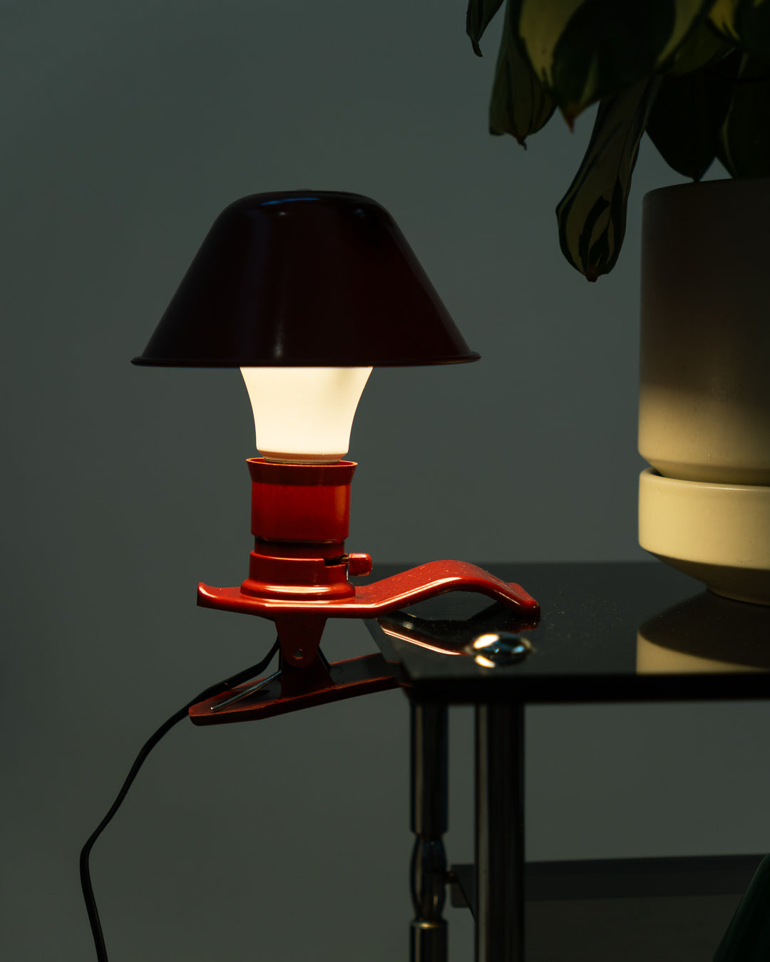 Vintage Luxus XL mushroom clip lamp 1970s in Bordeaux red metal, oversized Space Age mushroom design, Spanish vintage lighting dead-stock condition – Vecino Shop
