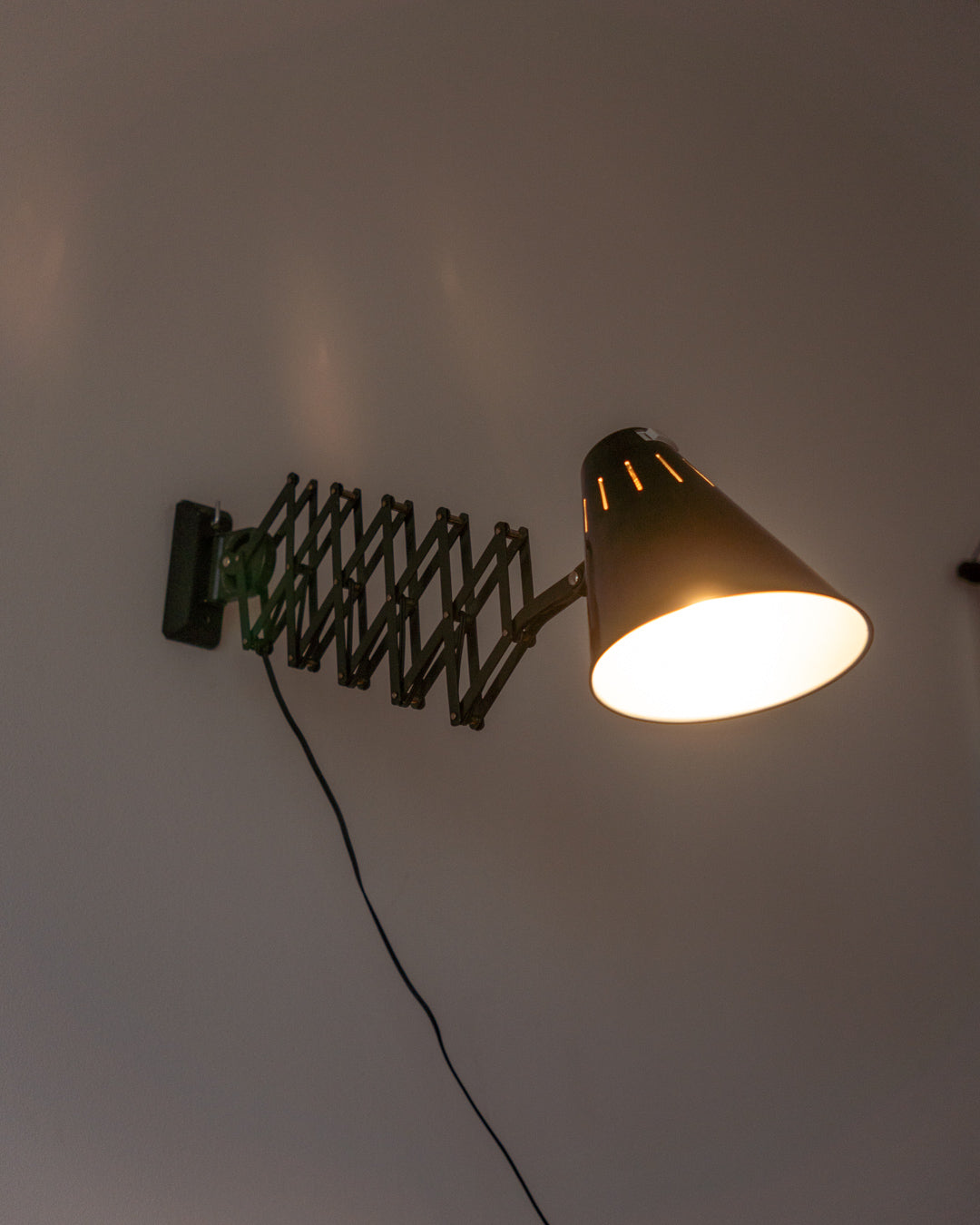 Vintage 1940s–50s Bometal Barcelona scissor wall lamp – industrial metal arm and enamel shade | Vecino Shop