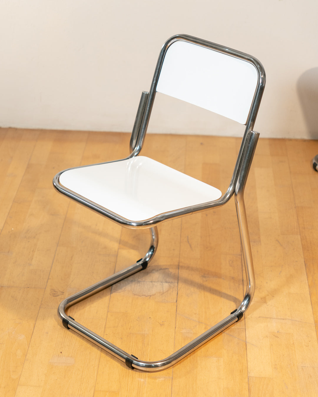 Set of 4 vintage white formica cantilever dining chairs with chrome tubular steel frames from the 1970s, Mid Century Bauhaus design. Vecino Shop