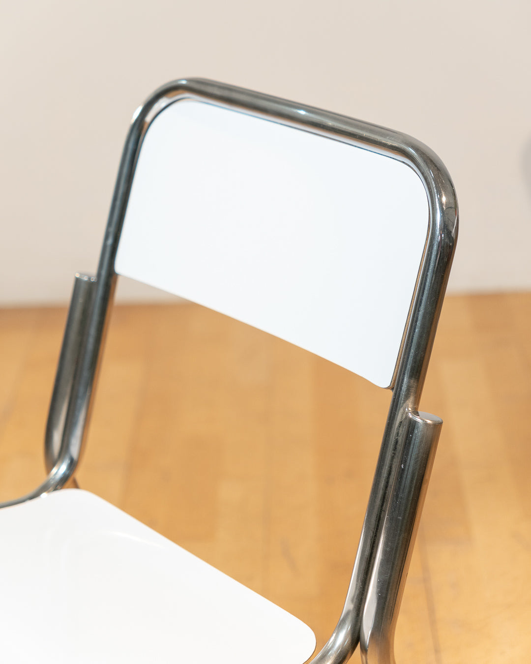 Set of 4 vintage white formica cantilever dining chairs with chrome tubular steel frames from the 1970s, Mid Century Bauhaus design. Vecino Shop