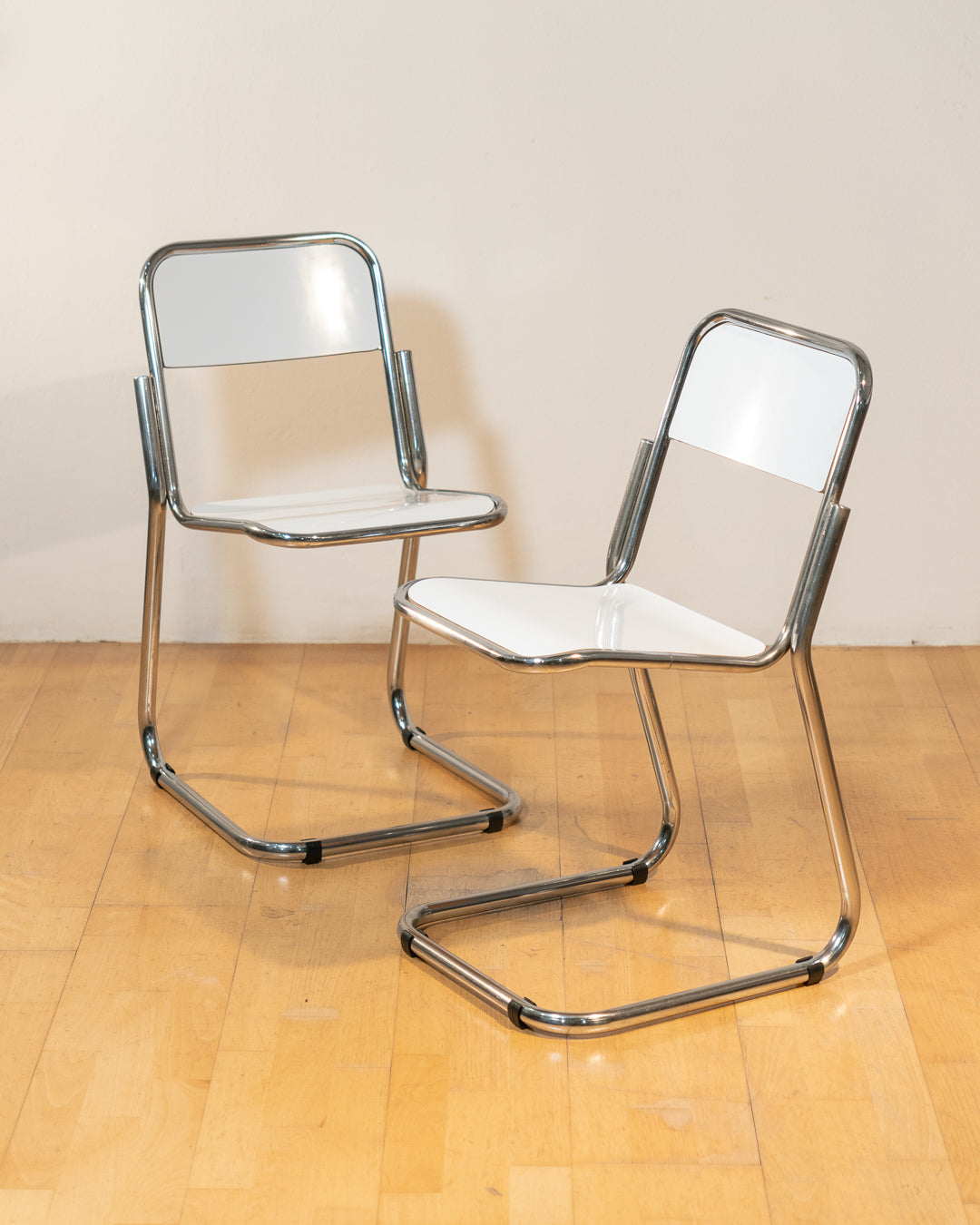 Set of 4 vintage white formica cantilever dining chairs with chrome tubular steel frames from the 1970s, Mid Century Bauhaus design. Vecino Shop