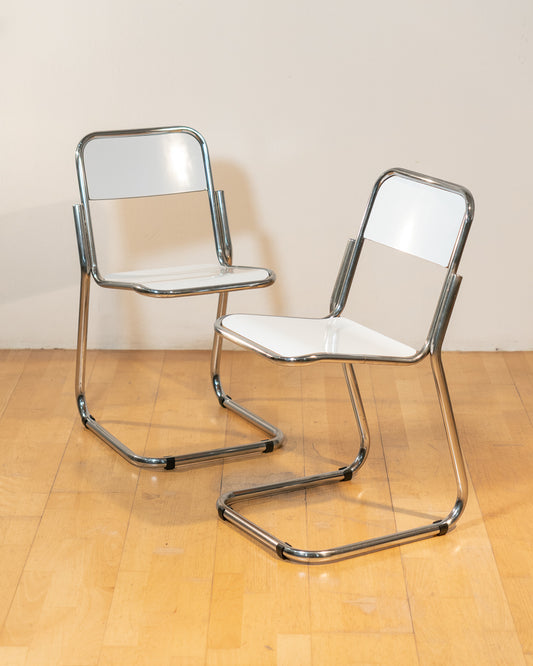 Set of 4 vintage white formica cantilever dining chairs with chrome tubular steel frames from the 1970s, Mid Century Bauhaus design. Vecino Shop