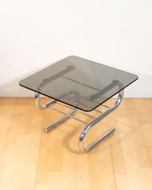 Sculptural 1970s vintage side table with smoked glass top and tubular chrome S-shaped frame with rack. Mid-century design in very good condition.