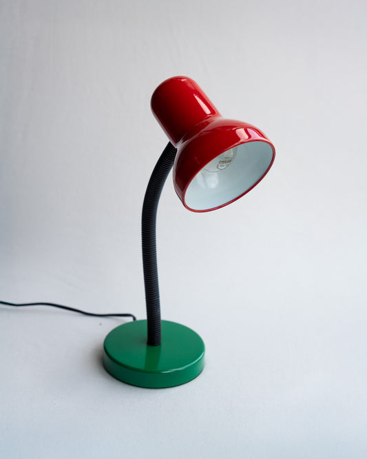 Vintage Memphis style desk lamp with green base and red shade, flexible neck, and bold geometric design. Ideal for retro interior decor and unique lighting - Vecino Shop