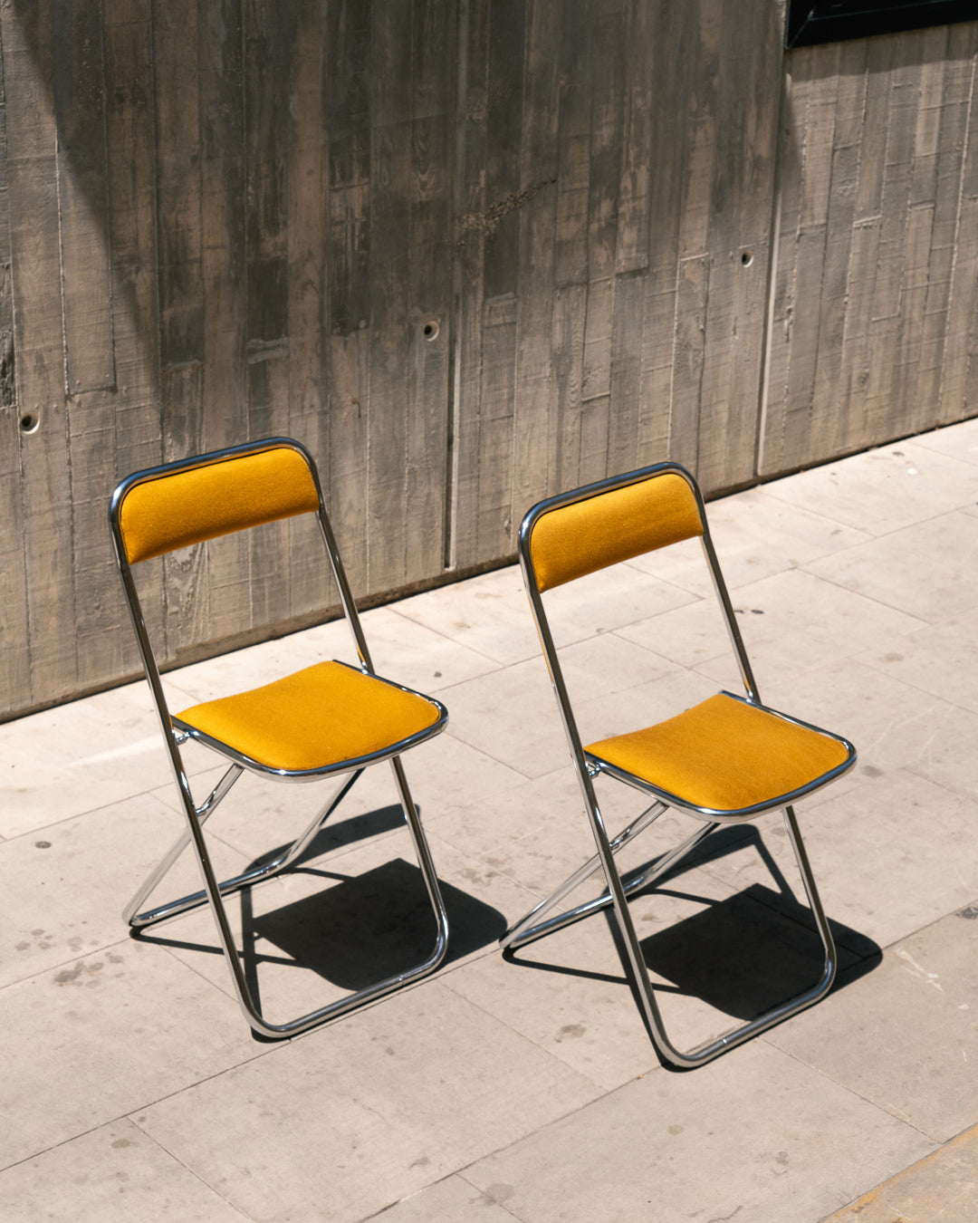 Set of 2 foldable 1970s chrome chairs with mustard upholstery – Vecino Shop