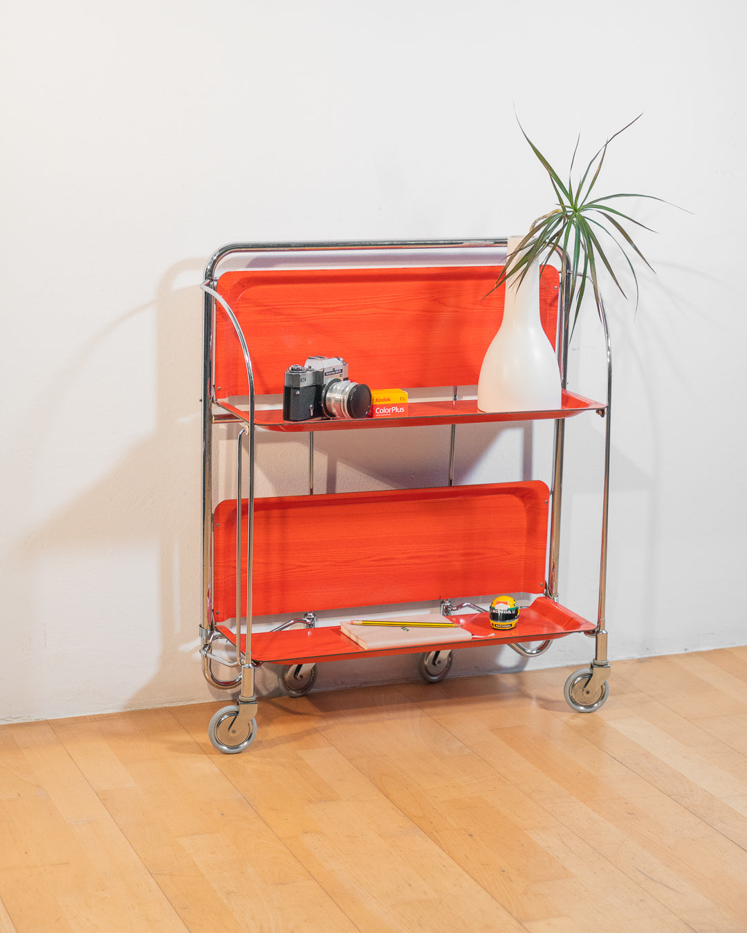 Vintage Gerlinol folding serving trolley 1970s, chrome frame with red salmon wood veneer trays, Mid-Century design, compact foldable bar cart with wood grain detail – Vecino Shop