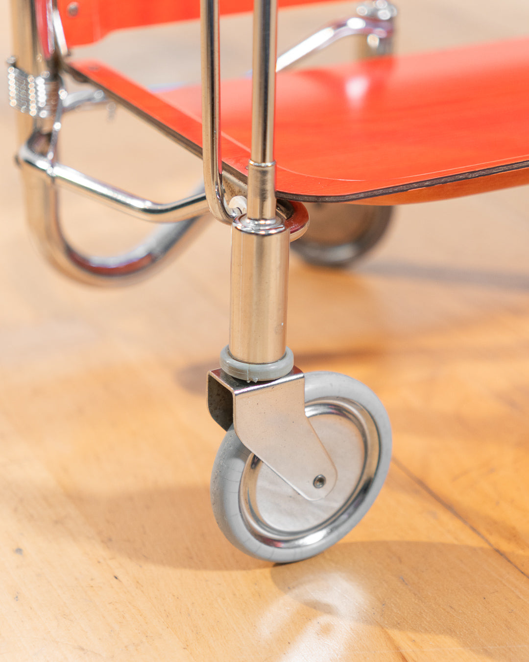 Vintage Gerlinol folding serving trolley 1970s, chrome frame with red salmon wood veneer trays, Mid-Century design, compact foldable bar cart with wood grain detail – Vecino Shop