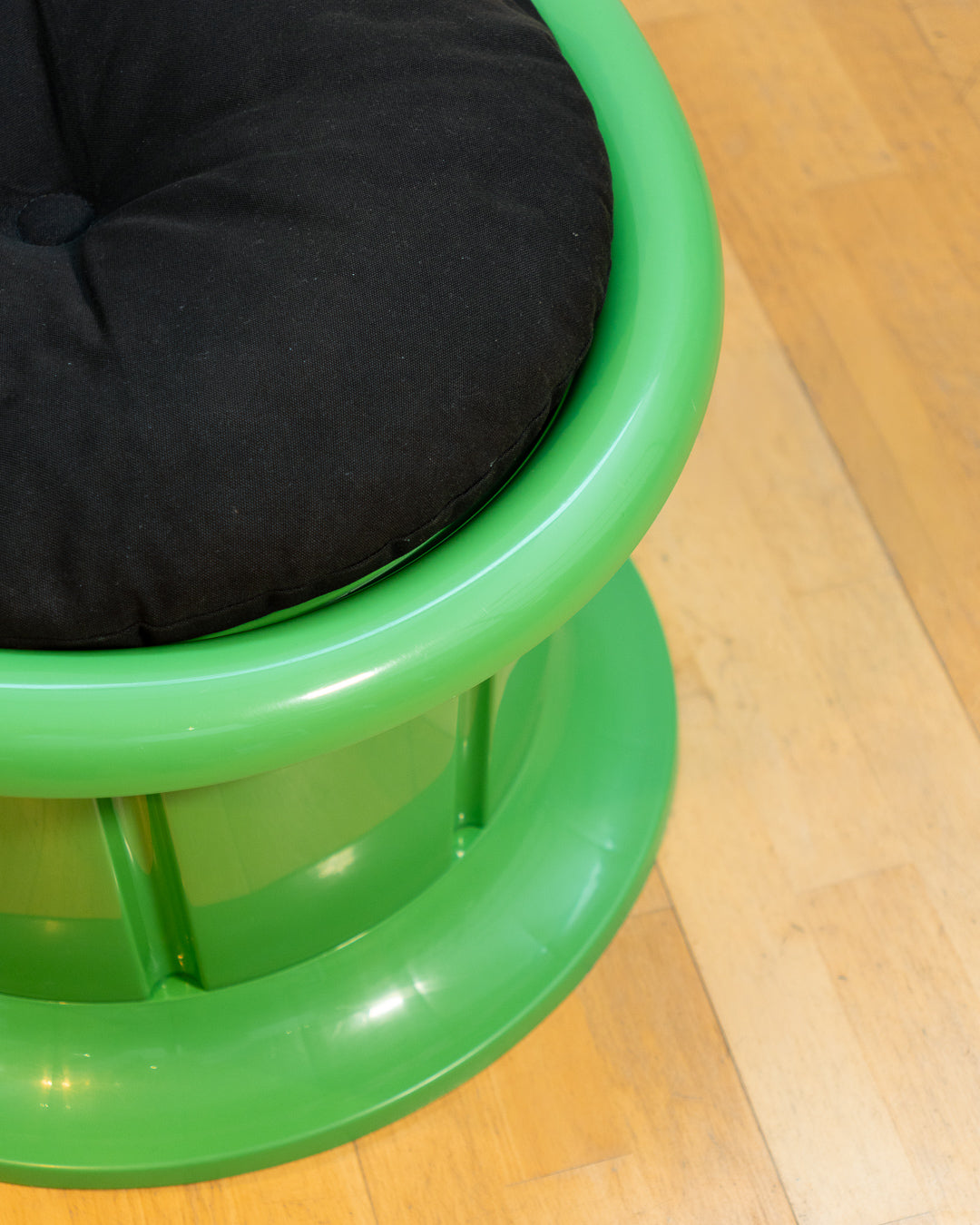 IKEA POPTORP 90s chair, green plastic, storage under seat, perfect for small spaces. Vecino Shop